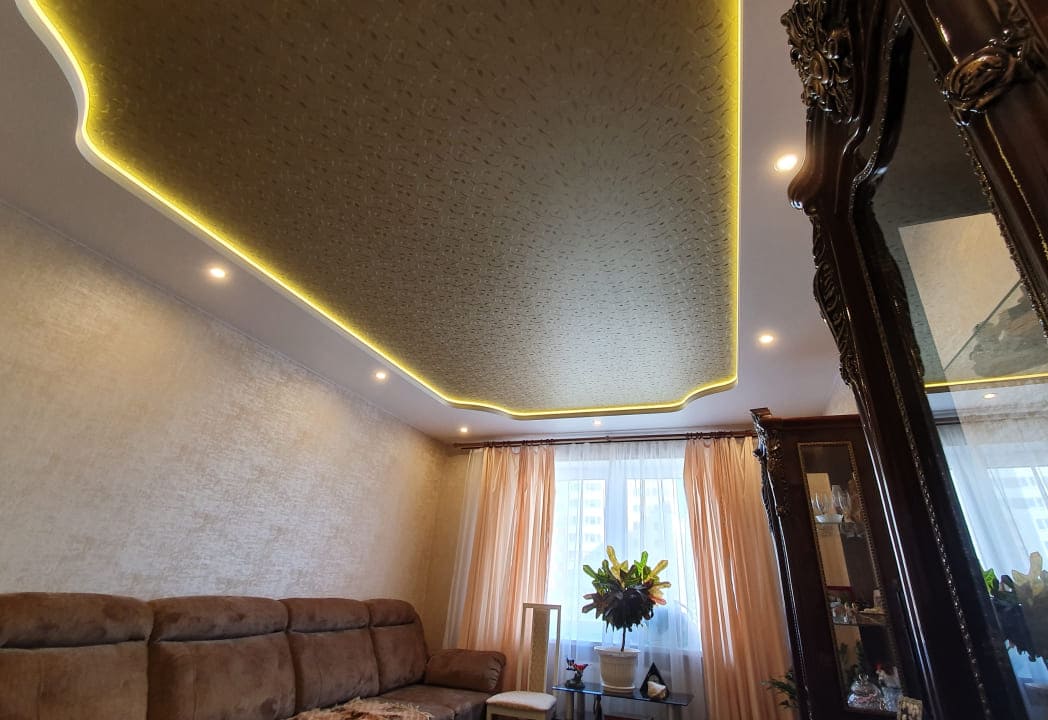 Двухуровневый натяжной потолок в гостинную с подсветкой
